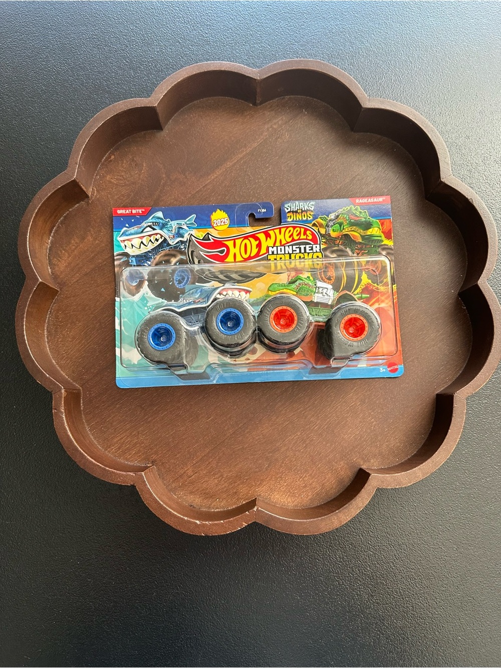 Hot Wheels Monster Trucks 2 Pack Great Bite vs Rageasaur